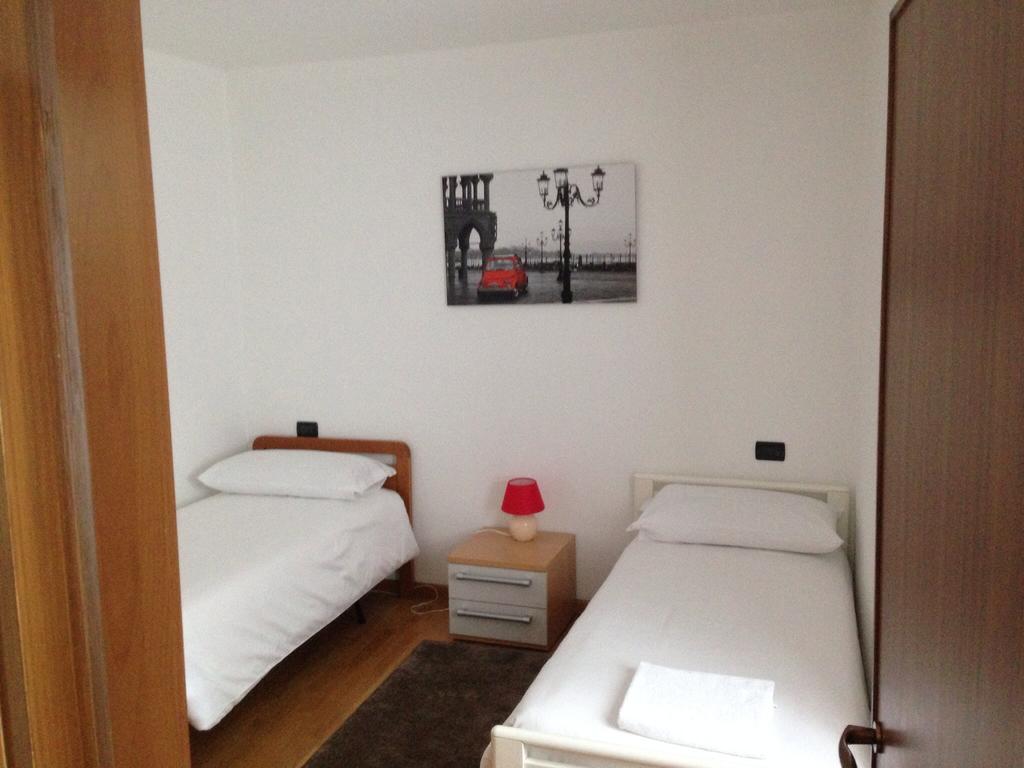 De La Tour Hotel Tirano Room photo
