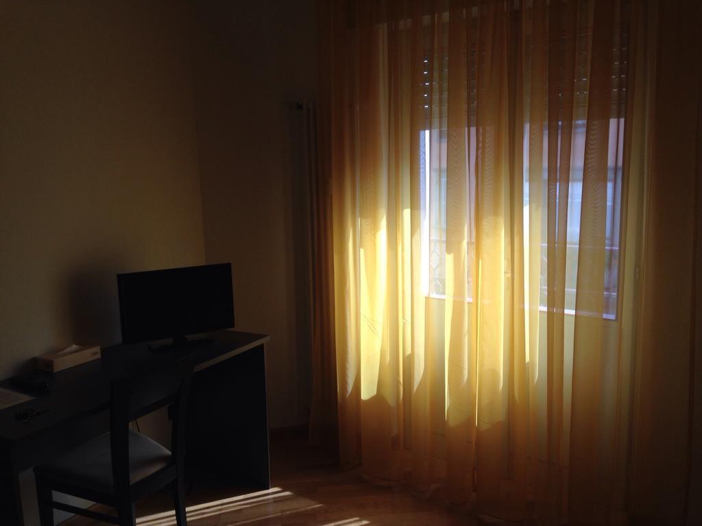 De La Tour Hotel Tirano Room photo