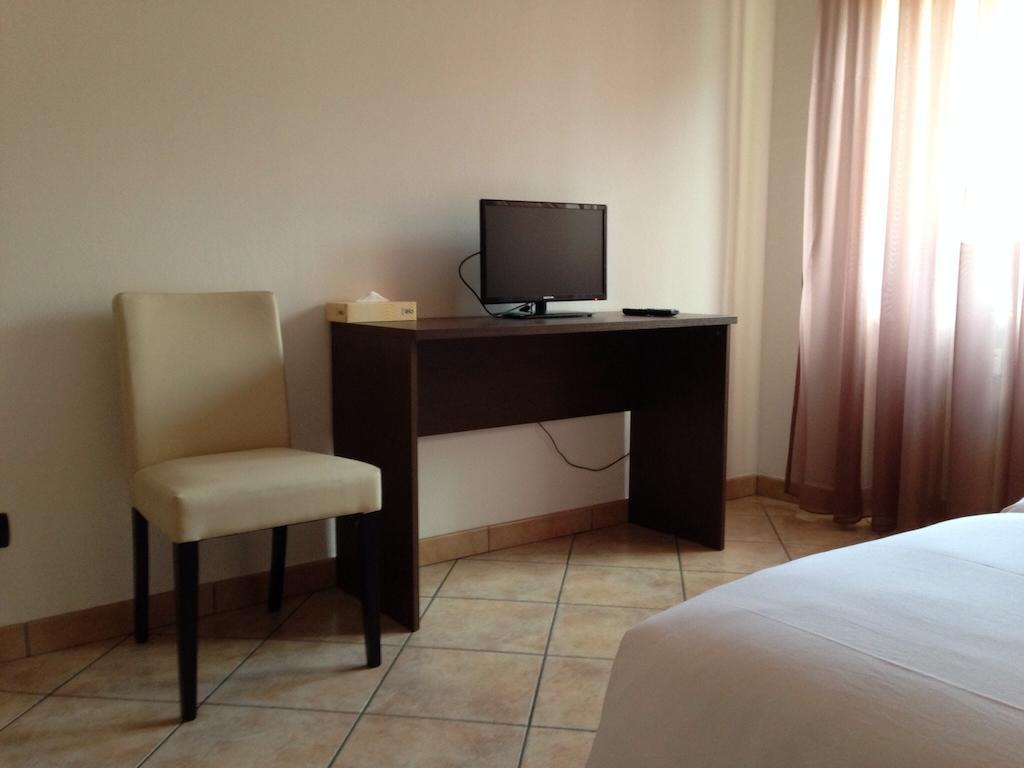 De La Tour Hotel Tirano Room photo