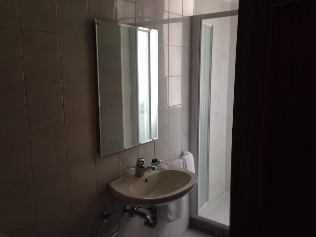 De La Tour Hotel Tirano Room photo