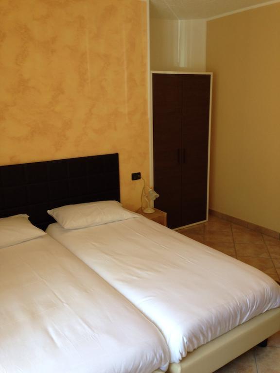 De La Tour Hotel Tirano Room photo
