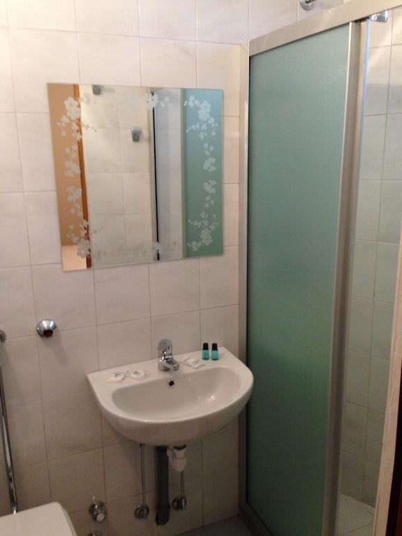 De La Tour Hotel Tirano Room photo