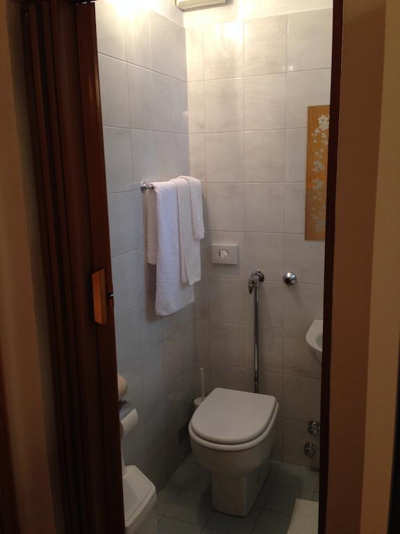 De La Tour Hotel Tirano Room photo