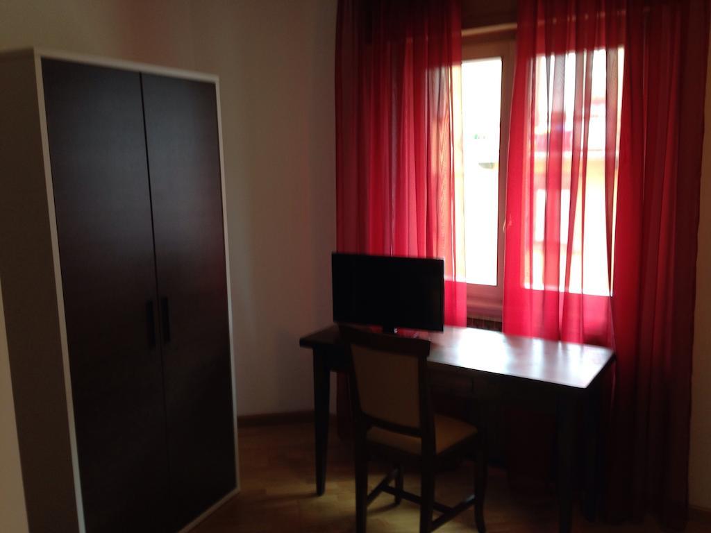 De La Tour Hotel Tirano Room photo