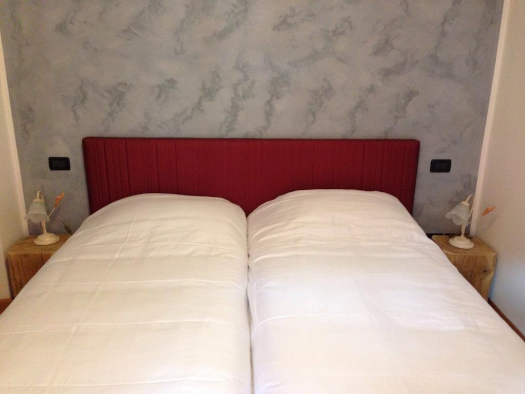 De La Tour Hotel Tirano Room photo