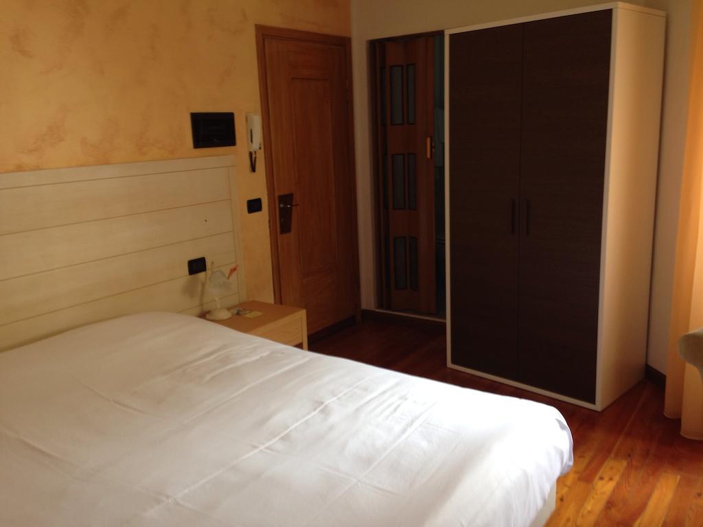 De La Tour Hotel Tirano Room photo