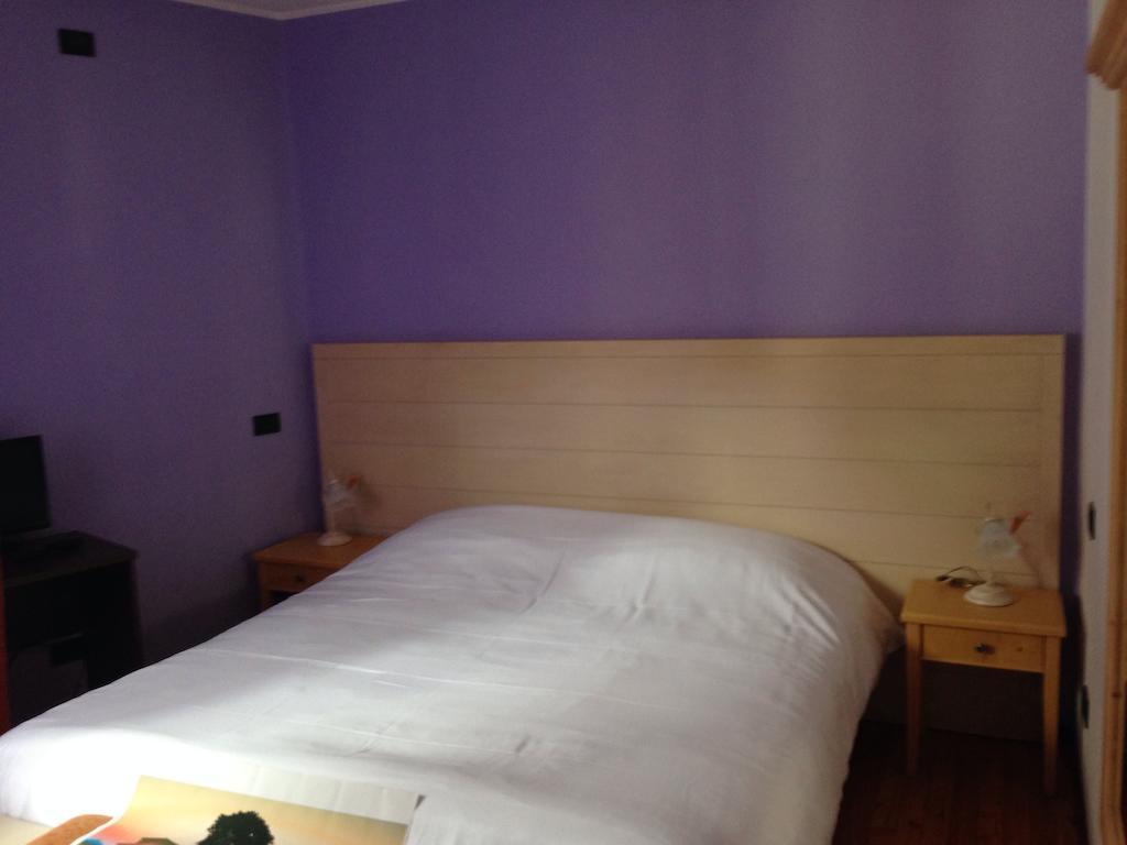 De La Tour Hotel Tirano Room photo
