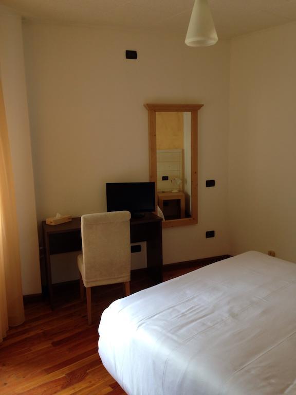 De La Tour Hotel Tirano Room photo