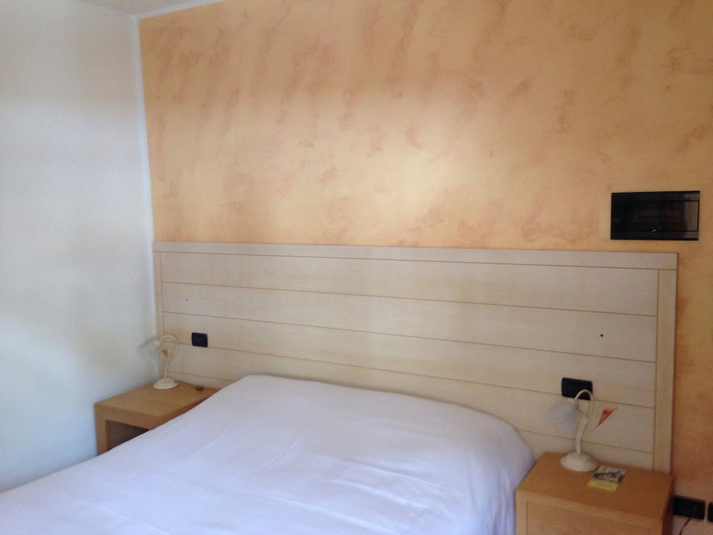 De La Tour Hotel Tirano Room photo